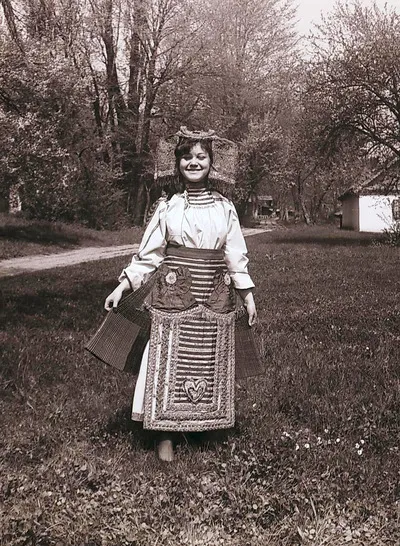 Secvențe din Muzeul Satului. Costum popular femeiesc din colecția muzeului. (1987) — تصویر رکورد یوروپیانا
