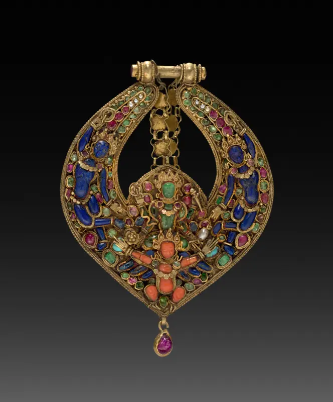 Deity Earring with Vishnu on Garuda (front) and chepu (monster mask) (back) — تصویر رکورد موزهٔ هنر کلیولند (دسترسی آزاد) — شمارهٔ رکورد 1915.338.2