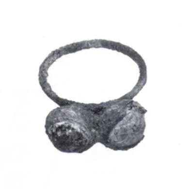 Finger ring — تصویر رکورد موزهٔ متروپولیتن (دسترسی آزاد)