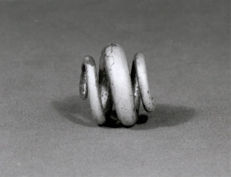 Hair-ring — تصویر رکورد موزهٔ متروپولیتن (دسترسی آزاد)