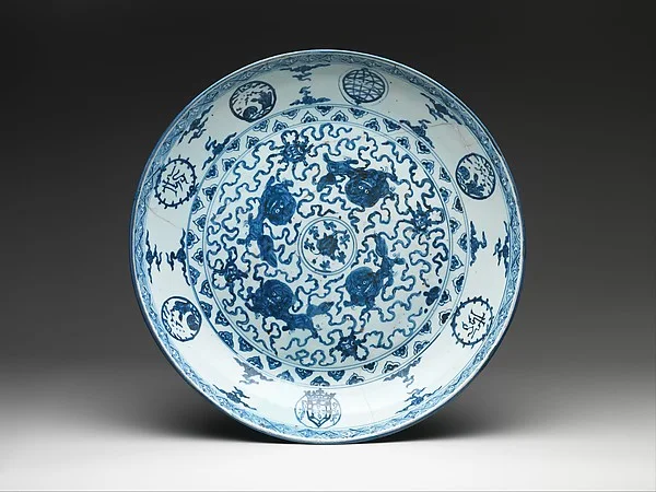 Dish with IHS monogram, armillary sphere, and Portuguese royal arms — تصویر رکورد موزهٔ متروپولیتن (دسترسی آزاد)