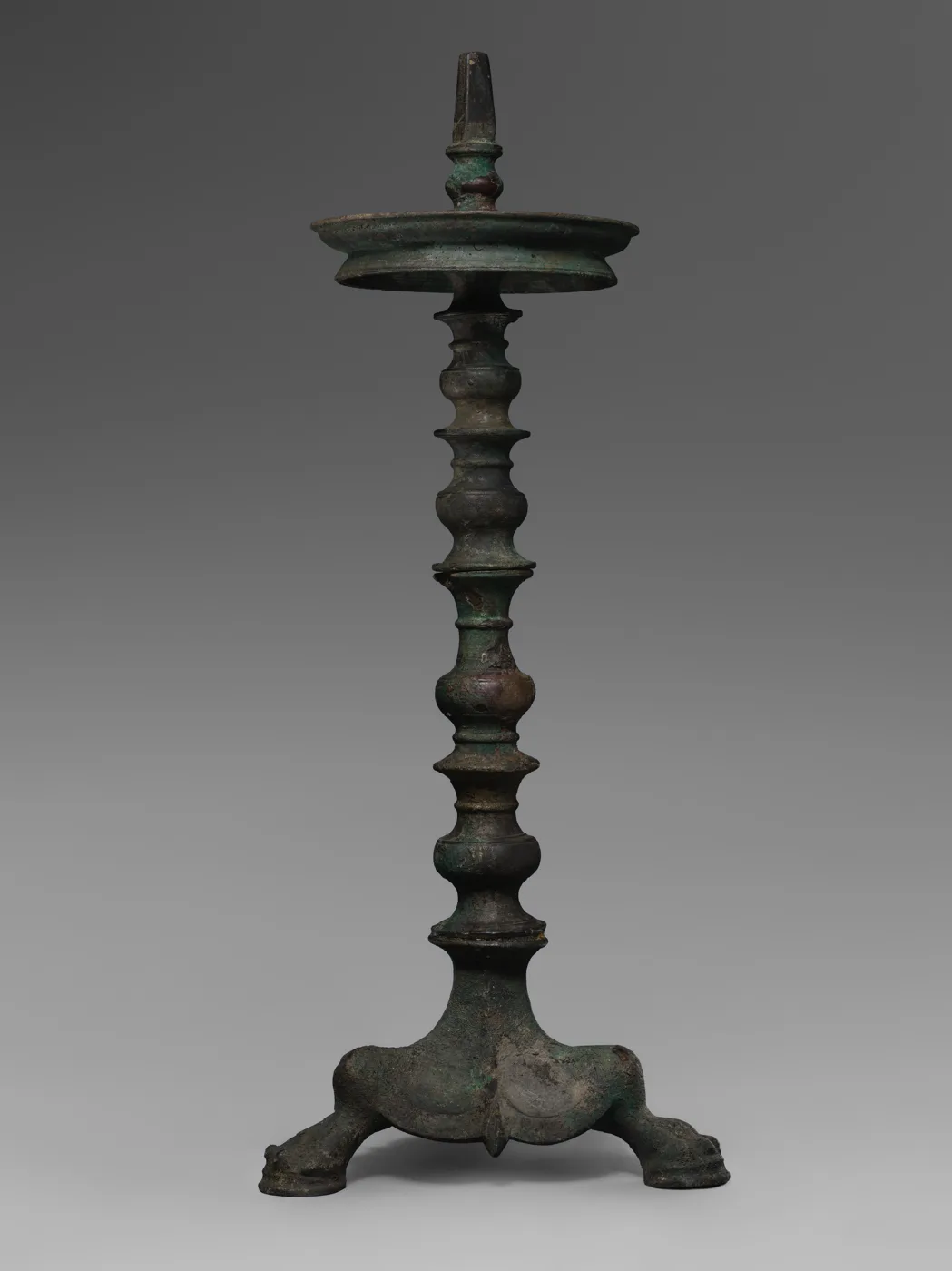 Lamp stand — تصویر رکورد موزهٔ متروپولیتن (دسترسی آزاد)