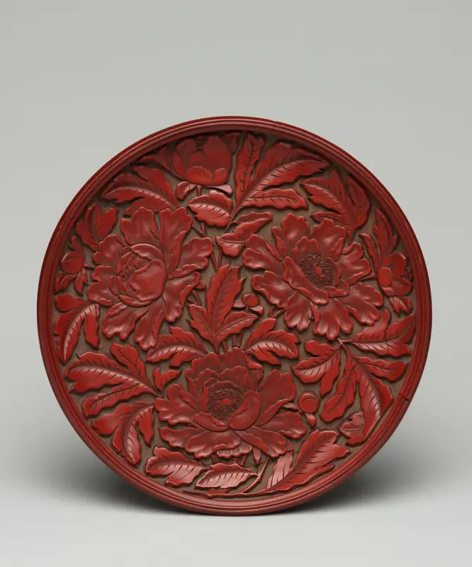 Plate with Peony Decoration — تصویر رکورد موزهٔ هنر کلیولند (دسترسی آزاد)