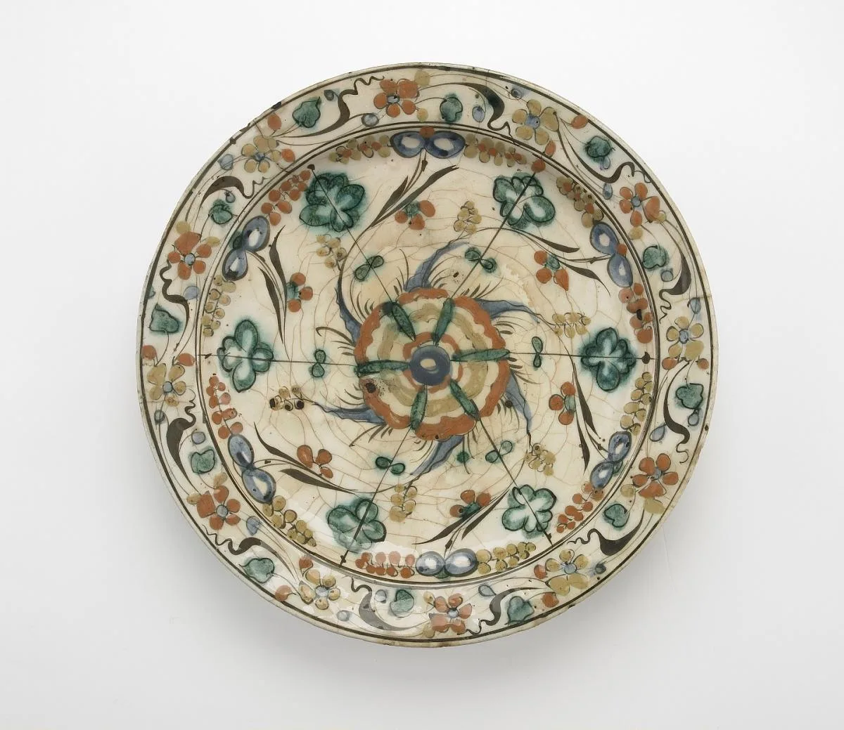 Plate with low foot — تصویر رکورد موزهٔ ملی هنر آسیایی اسمیتسونیان (دسترسی آزاد)