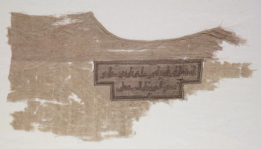 Fragments from a Garment with Inscription — تصویر رکورد موزهٔ هنر کلیولند (دسترسی آزاد)