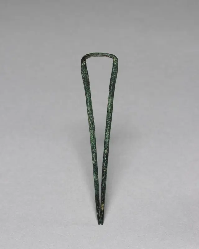 Bronze Topknot Pin — تصویر رکورد موزهٔ هنر کلیولند (دسترسی آزاد)