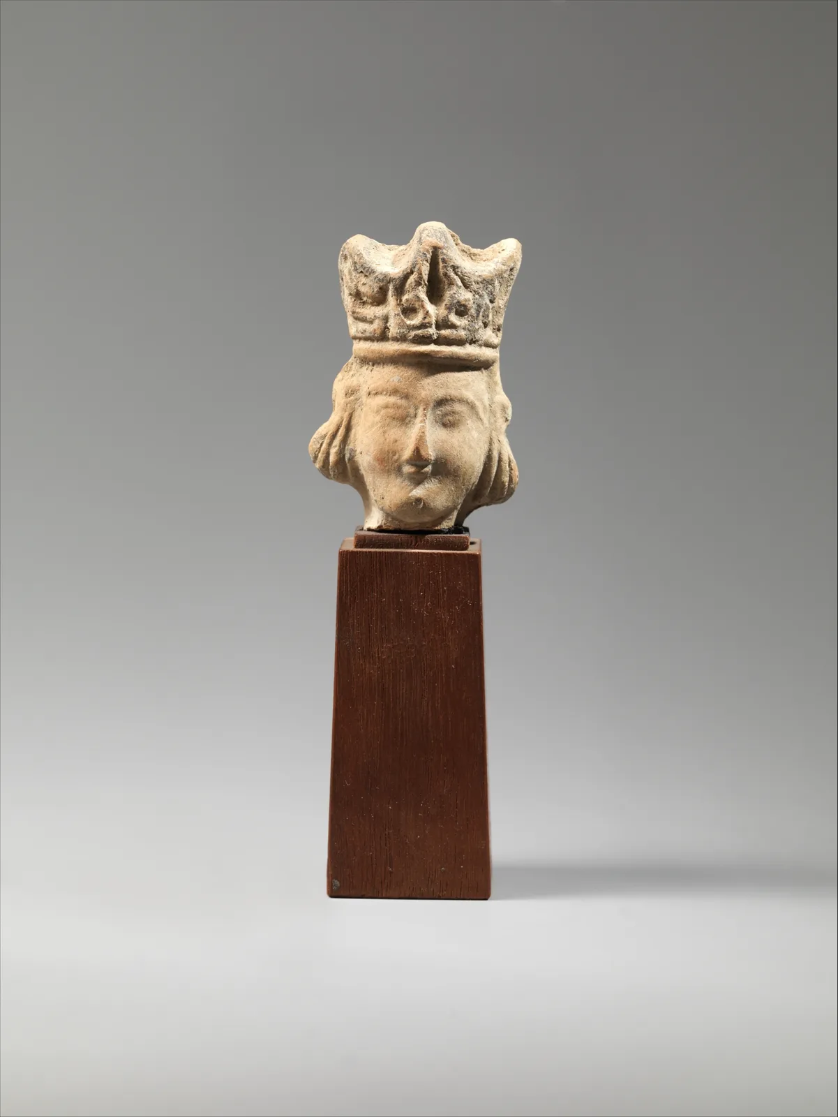 Head of a Figurine with an Elaborate Headdress — تصویر رکورد موزهٔ متروپولیتن (دسترسی آزاد)
