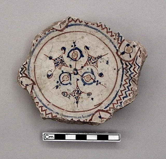 Fragmentary base of a bowl with image of a rider — تصویر رکورد موزهٔ ملی هنر آسیایی اسمیتسونیان (دسترسی آزاد)