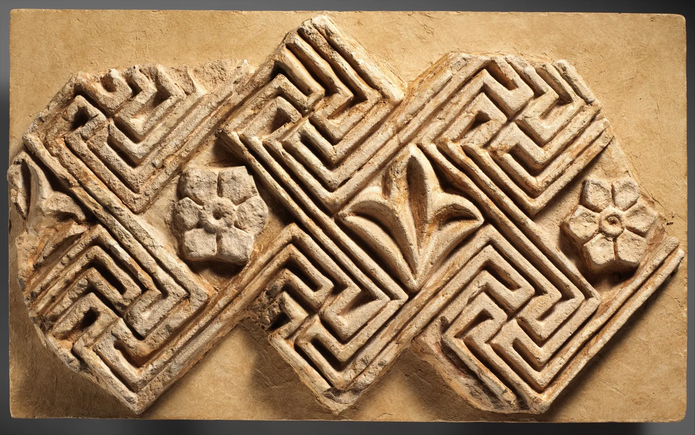 Wall decoration with geometric and floral decoration — تصویر رکورد موزهٔ متروپولیتن (دسترسی آزاد)