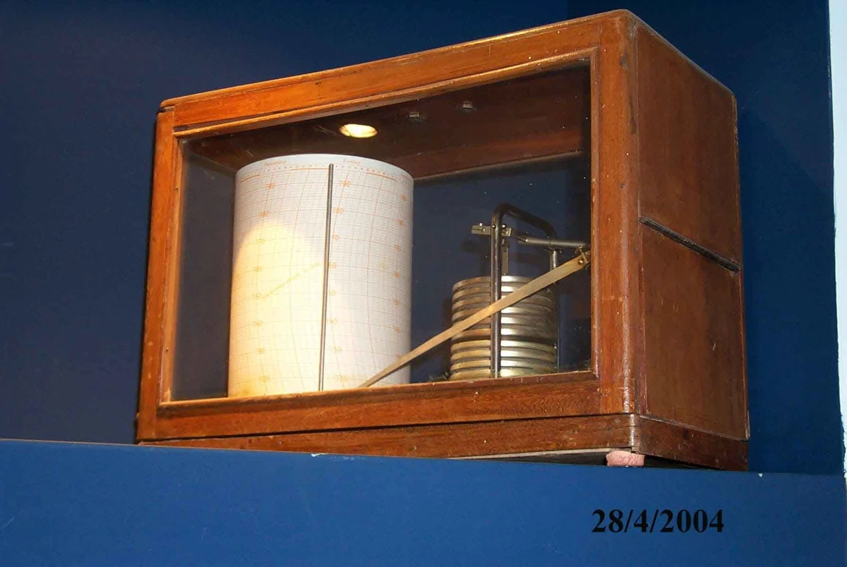 Autographic barometer or barograph R FUESS — تصویر رکورد یوروپیانا