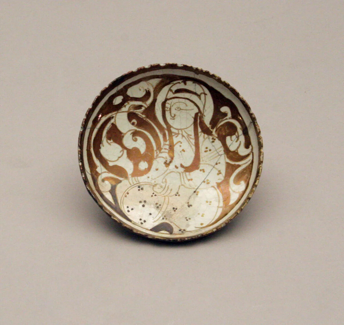 Dish with a Seated Figure — تصویر رکورد مؤسسهٔ هنر شیکاگو (دسترسی آزاد)