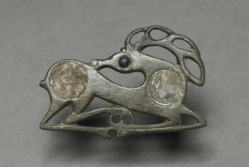 Fibula in the Form of a Recumbent Stag — تصویر رکورد موزهٔ هنر کلیولند (دسترسی آزاد)