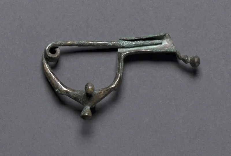 Fibula — تصویر رکورد موزهٔ هنر کلیولند (دسترسی آزاد)