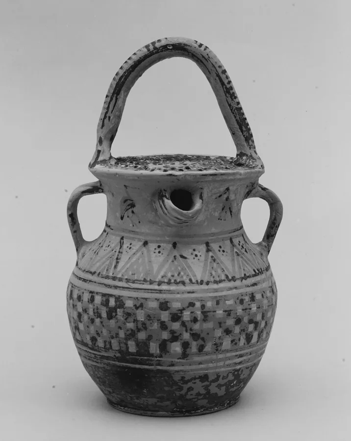 Terracotta vase with strainer, spout, and three handles — تصویر رکورد ویکیداده