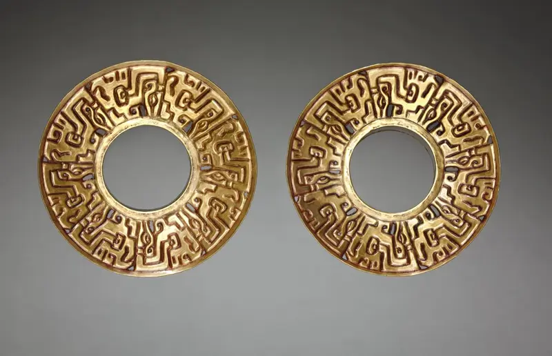 Pair of Ear Ornaments — تصویر رکورد موزهٔ هنر کلیولند (دسترسی آزاد)