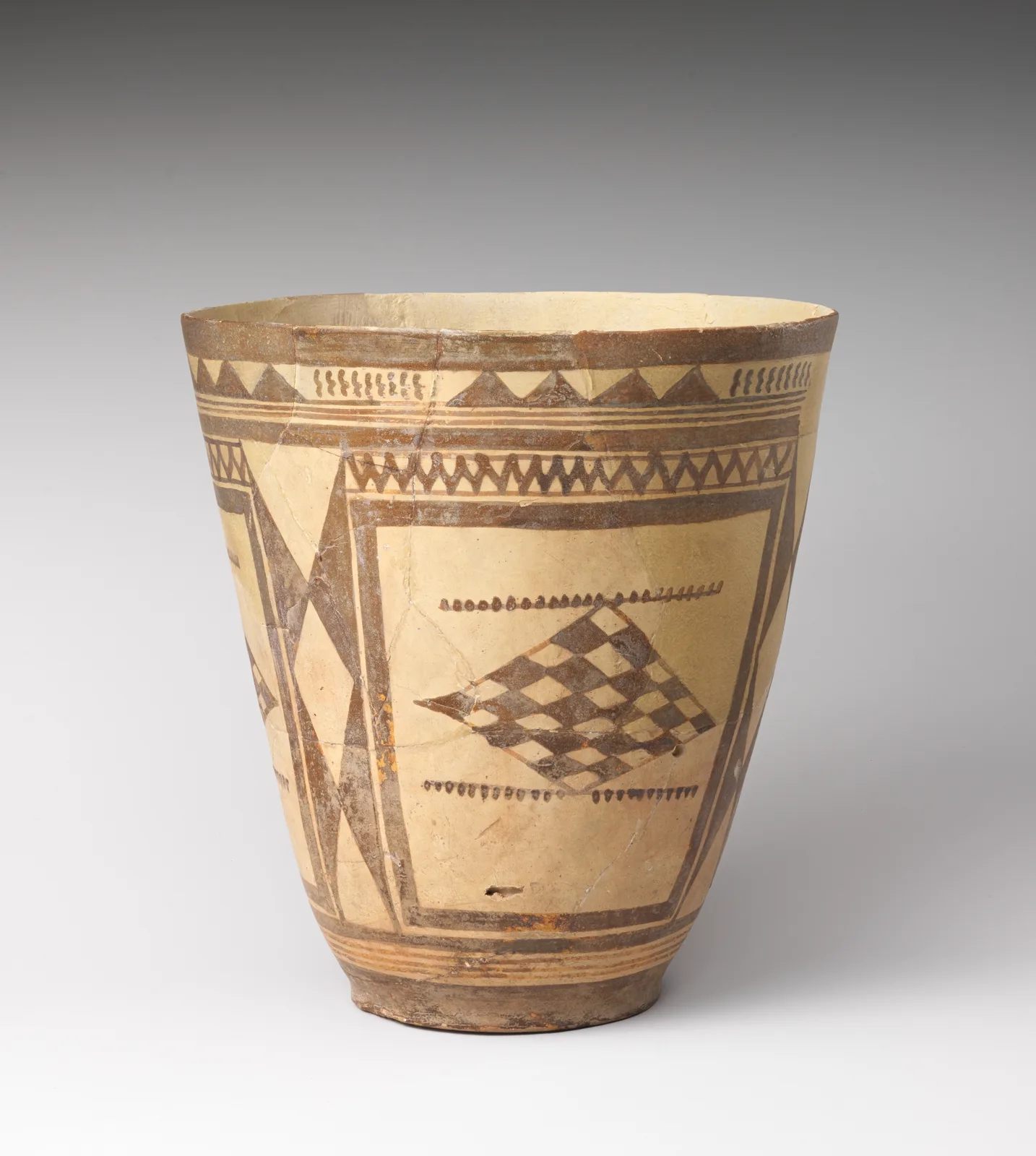 Beaker with a checkerboard design — تصویر رکورد موزهٔ متروپولیتن (دسترسی آزاد)