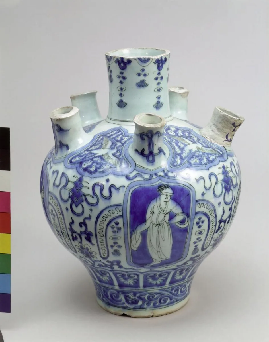 Multi-necked vase — تصویر رکورد موزهٔ ویکتوریا و آلبرت