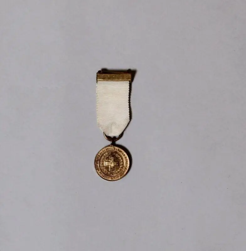 Medal: Miniature British Red Cross Society Medal, presented to Mrs Gabrielle Enthoven — تصویر رکورد موزهٔ ویکتوریا و آلبرت