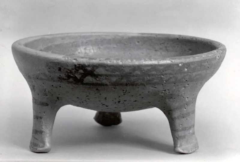 Tripod bowl — تصویر رکورد موزهٔ متروپولیتن (دسترسی آزاد)
