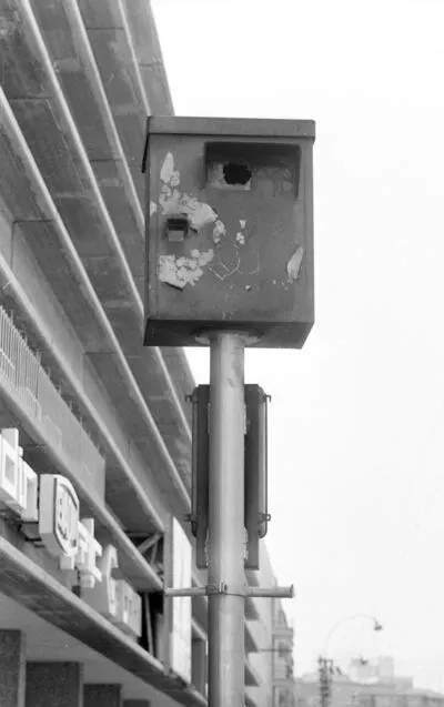 A burned trafic camera box in Tel Aviv, on Ibn Gvirol street. — تصویر رکورد یوروپیانا — شمارهٔ رکورد 004482954