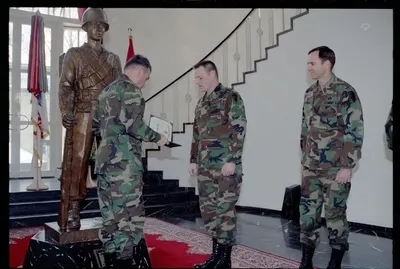 Fotografie: Wiederverpflichtung von Soldaten der U.S. Army Berlin im US-Hauptquartier in Berlin-Dahlem — تصویر رکورد یوروپیانا
