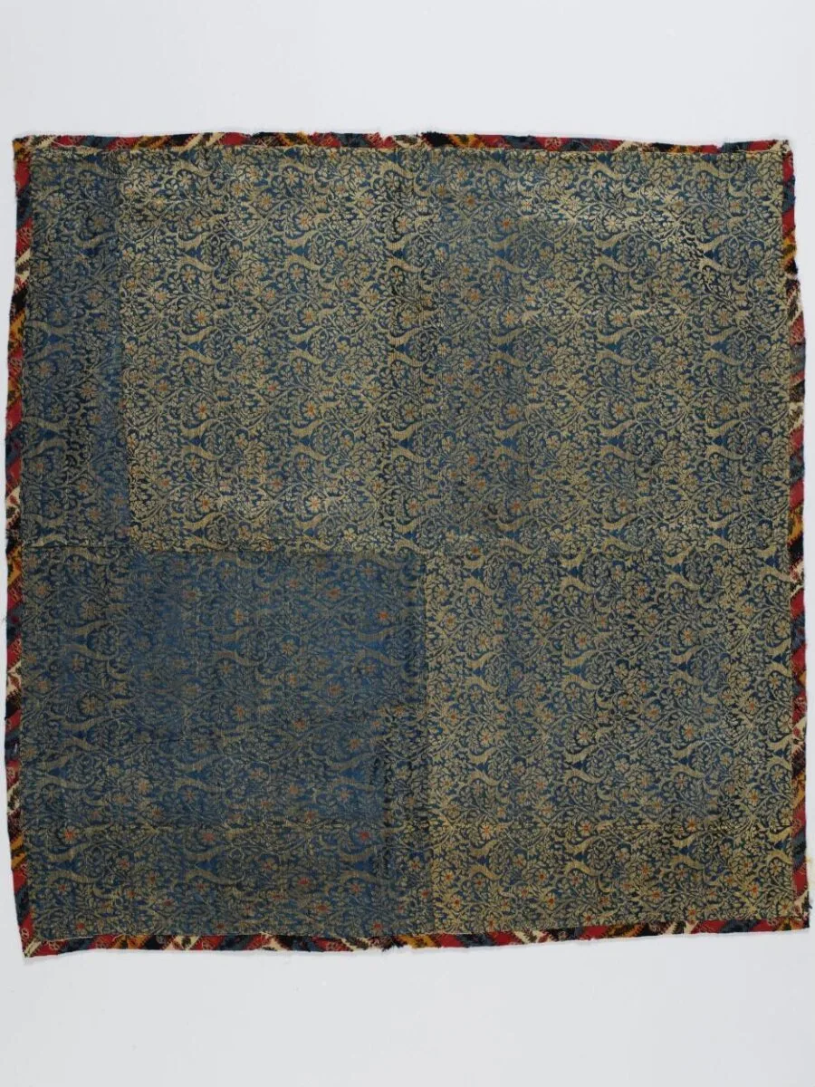 Bordered textile panel — تصویر رکورد موزهٔ ویکتوریا و آلبرت