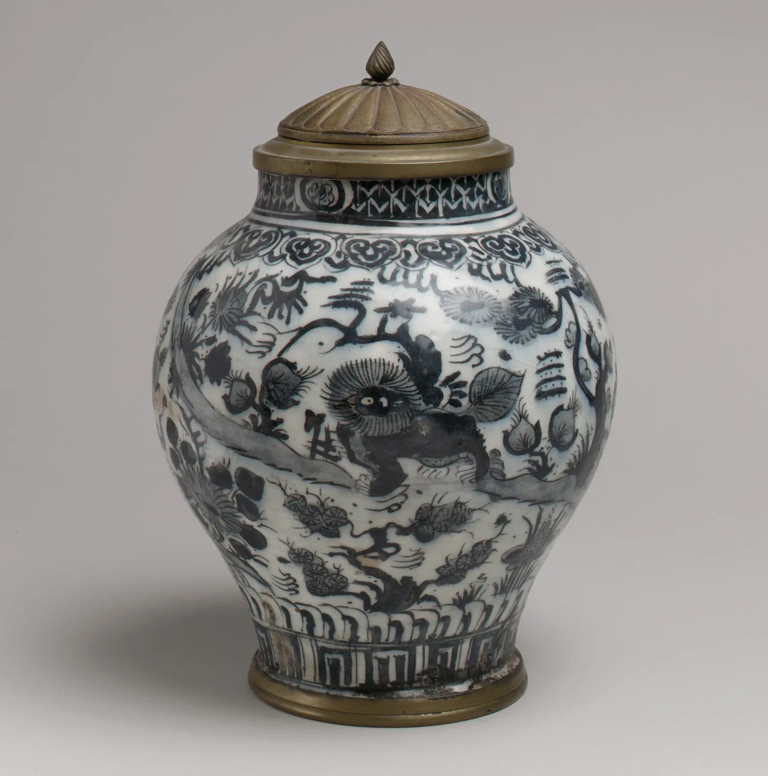 Jar with Lion and Landscape Elements — تصویر رکورد موزهٔ متروپولیتن (دسترسی آزاد)