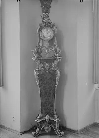 Pendule auf pilasterförmigem Sockel — تصویر رکورد یوروپیانا