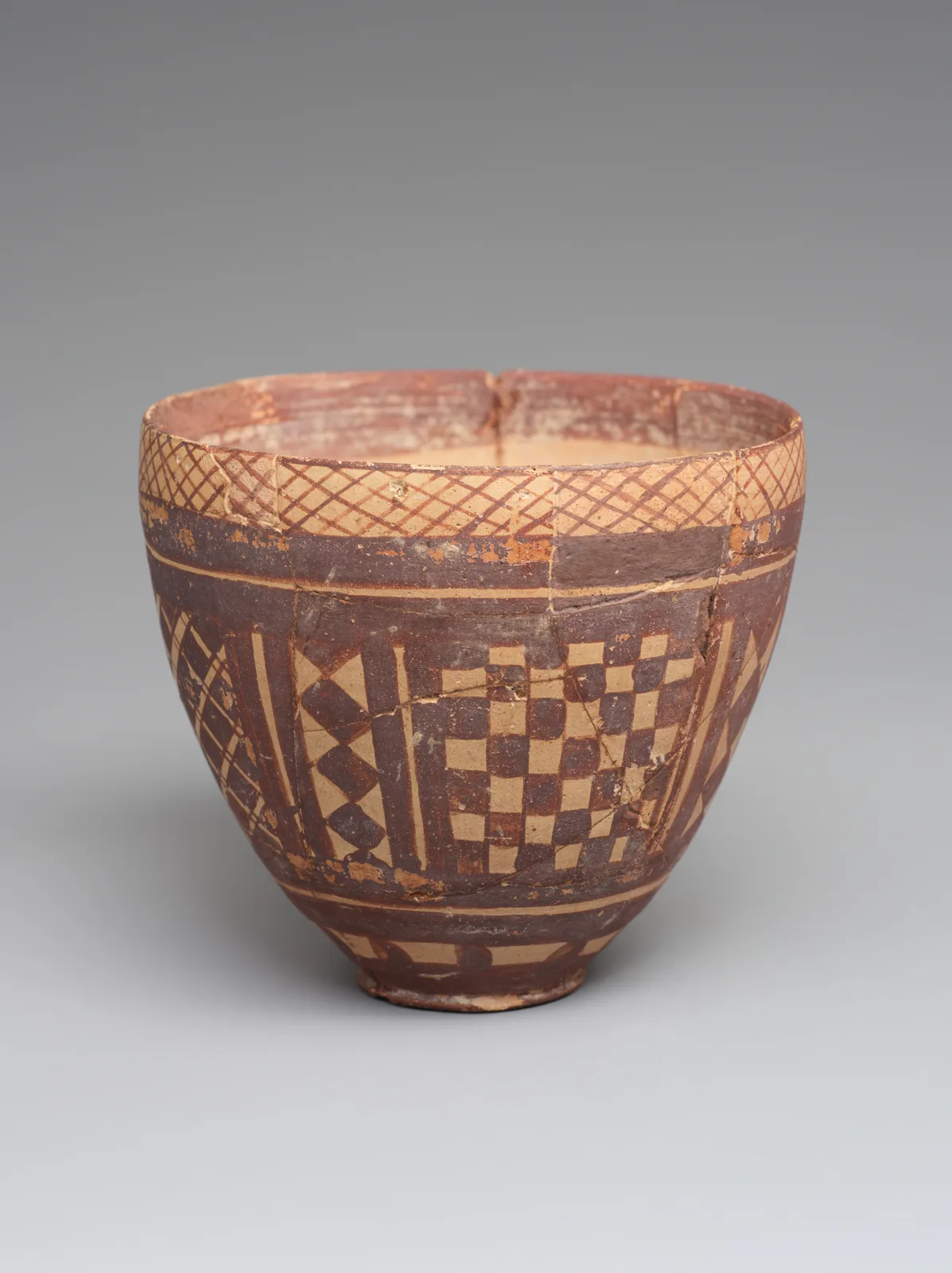 Cup with geometric decoration — تصویر رکورد موزهٔ متروپولیتن (دسترسی آزاد)