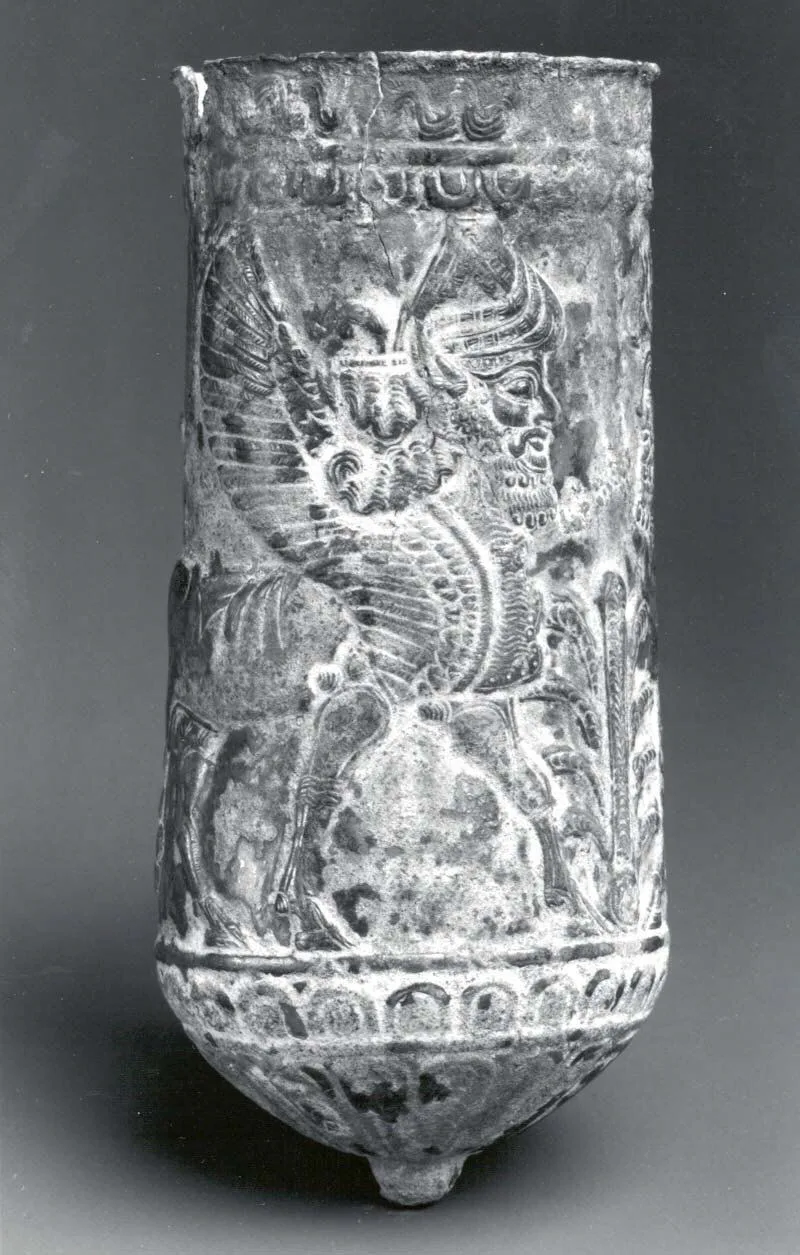 Beaker with winged human-headed bulls flanking a stylized tree — تصویر رکورد موزهٔ متروپولیتن (دسترسی آزاد)