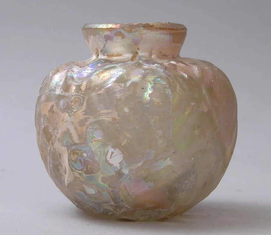 Vase with Molded Diamond Pattern — تصویر رکورد ویکیداده
