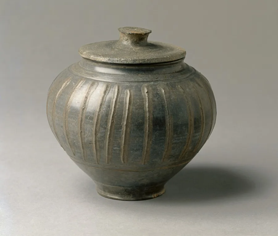 دیگ درپوش‌دار — نمای تکمیلی ثبت‌شده در رکورد موزه