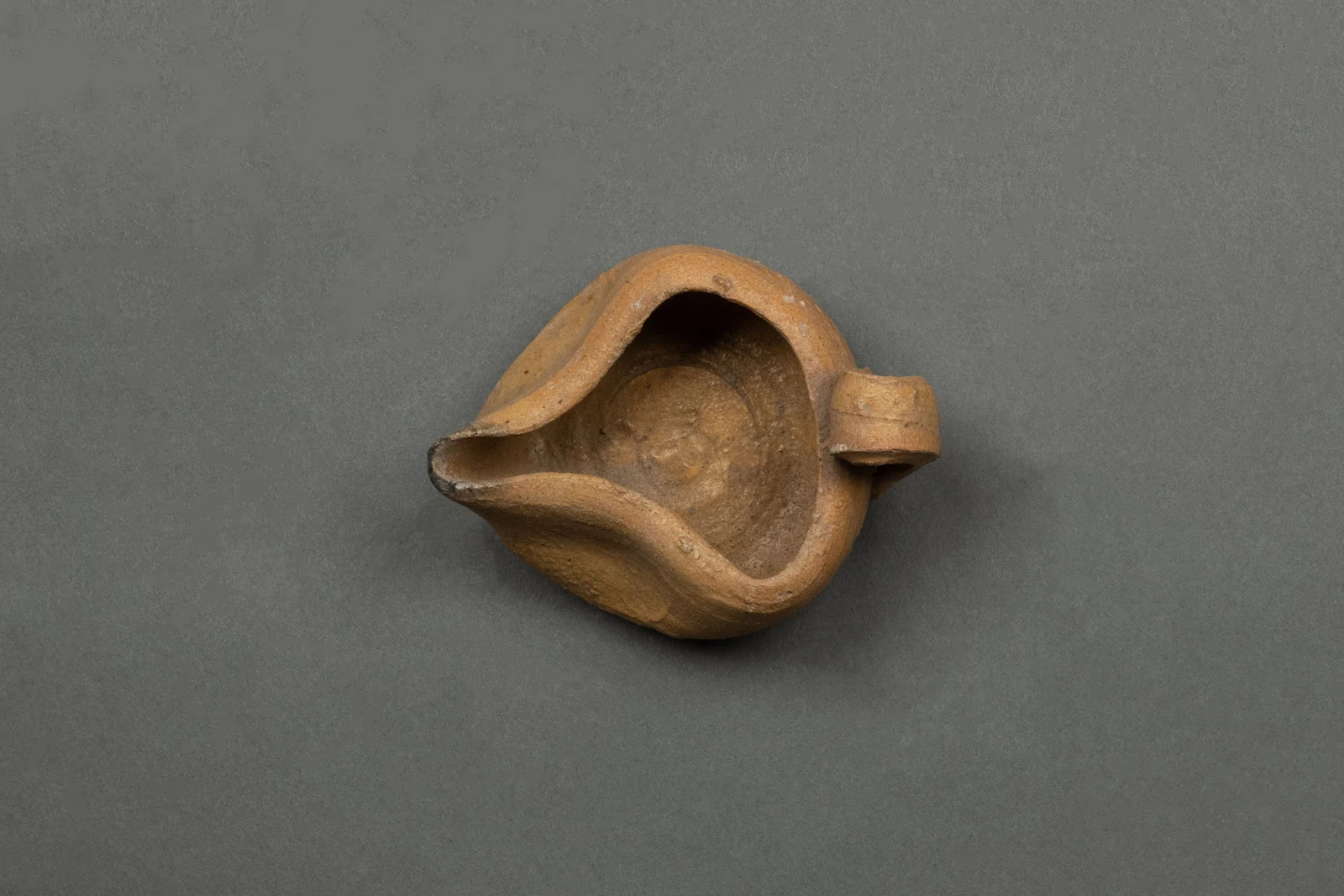 چراغ — نمای تکمیلی ثبت‌شده در رکورد موزه