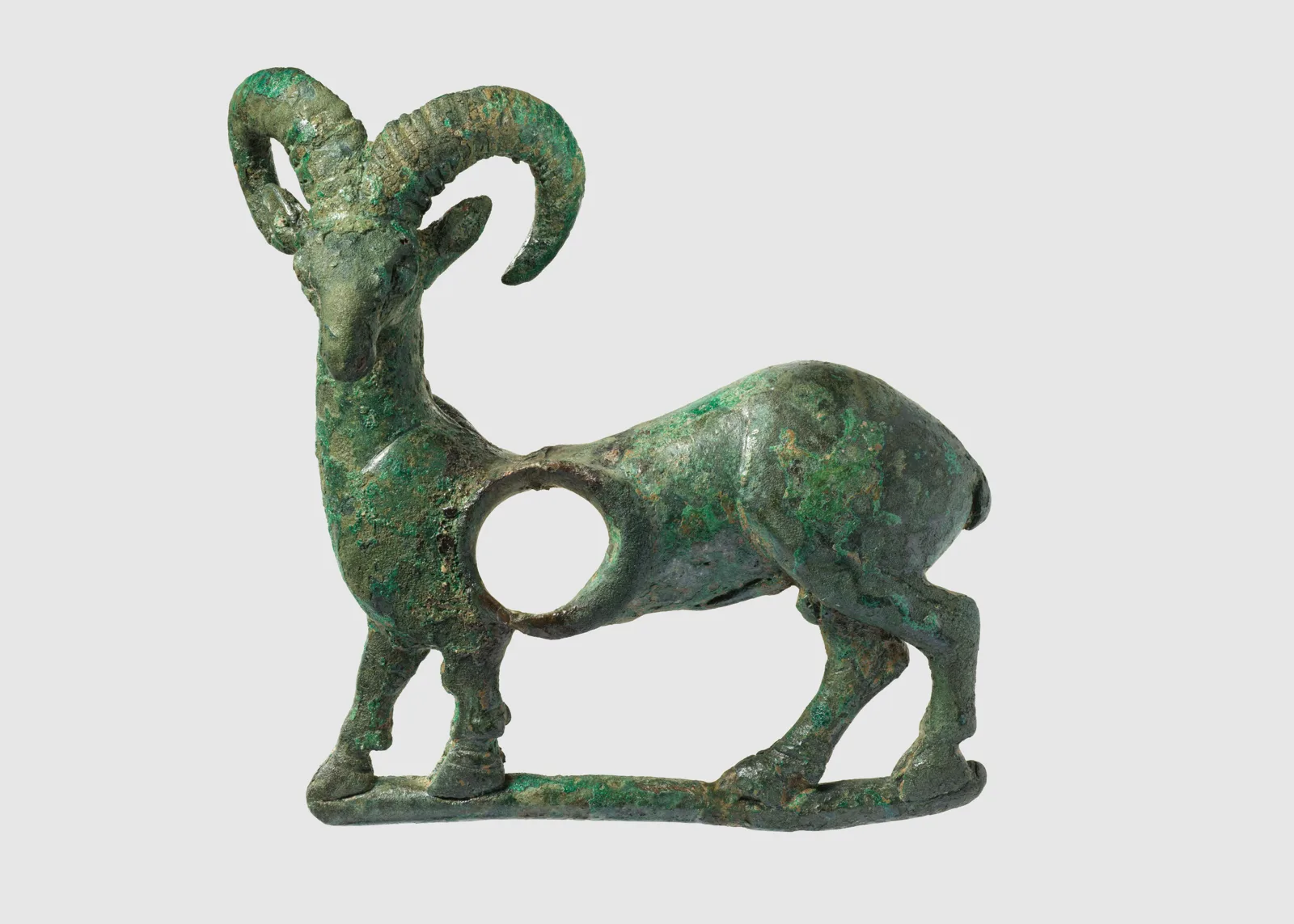 Horse bit cheekpiece in form of a mouflon — تصویر رکورد موزهٔ متروپولیتن (دسترسی آزاد)