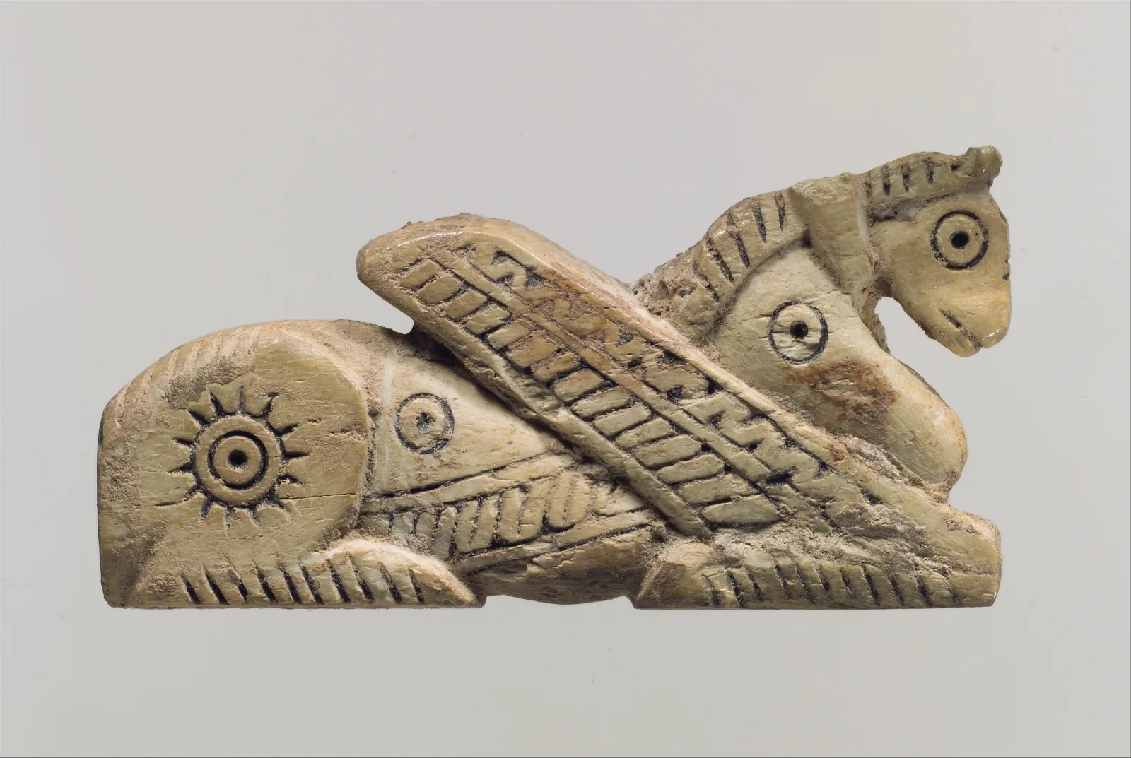 Head of a pin in form of a winged horse — تصویر رکورد موزهٔ متروپولیتن (دسترسی آزاد)