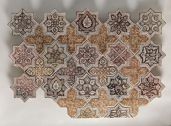 Panel Composed with Tiles in Shape of Eight-pointed Stars and Crosses — تصویر رکورد موزهٔ متروپولیتن (دسترسی آزاد)