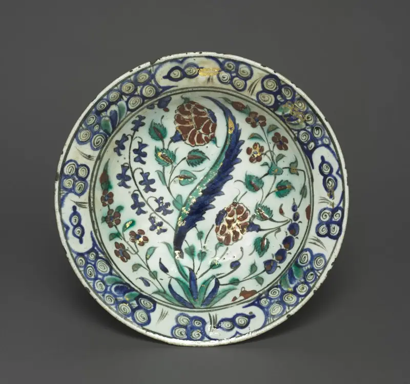 Gilded Dish with Flowers and Leaves — تصویر رکورد موزهٔ هنر کلیولند (دسترسی آزاد)