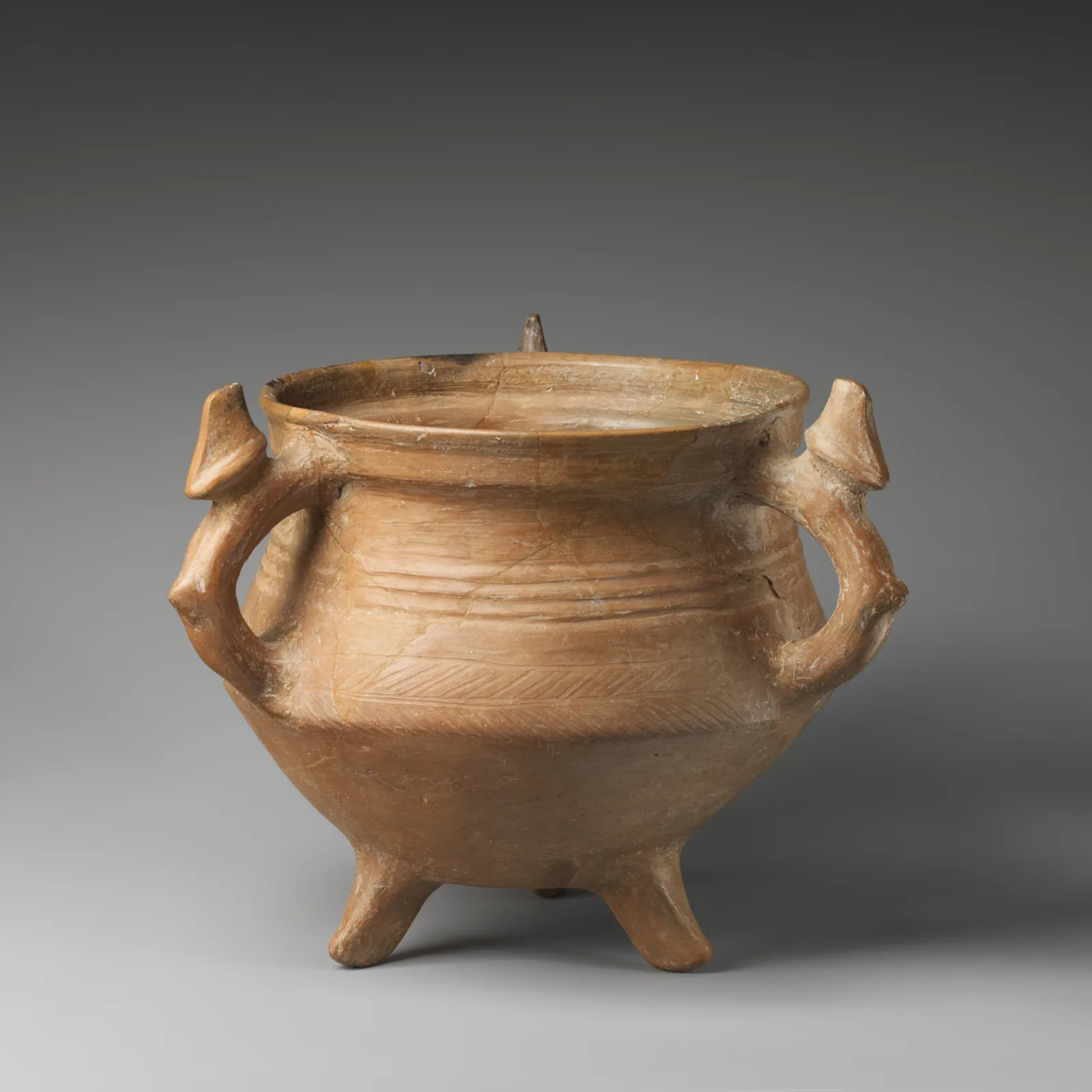 Tripod vessel with three animal-shaped handles — تصویر رکورد موزهٔ متروپولیتن (دسترسی آزاد)