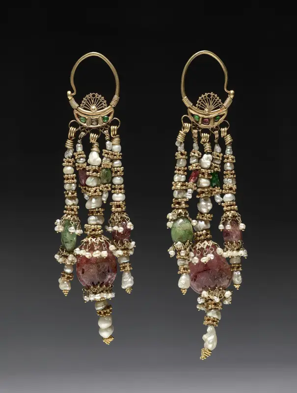 Pair of Earrings — تصویر رکورد موزهٔ هنر کلیولند (دسترسی آزاد)