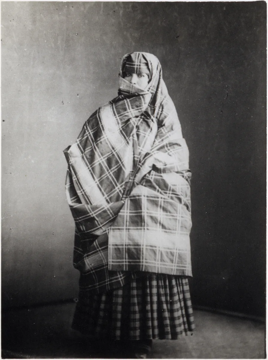 Persisk kvinna från områderna kring Baku.
Bilden ingår i två stora fotoalbum efter direktör Karl Wilhelm Hagelin som arbetade länge vid Nobels oljeanläggningar i Baku. — تصویر رکورد یوروپیانا