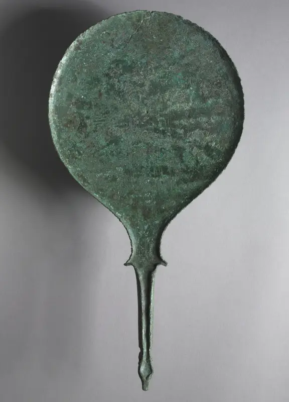 Mirror with Engraved Scene: Two Female Figures — تصویر رکورد موزهٔ هنر کلیولند (دسترسی آزاد)