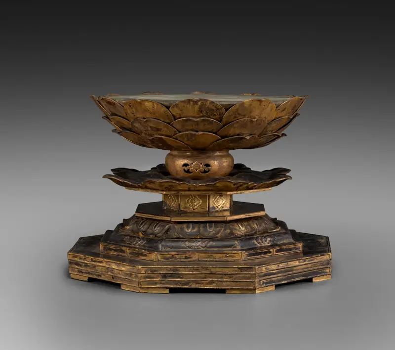 Seated Buddha (lotus pedestal) — تصویر رکورد موزهٔ هنر کلیولند (دسترسی آزاد)