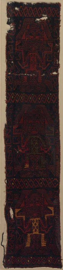 Textile Fragment with Three Frontal Deities and Interlace Pattern — تصویر رکورد موزهٔ هنر کلیولند (دسترسی آزاد)