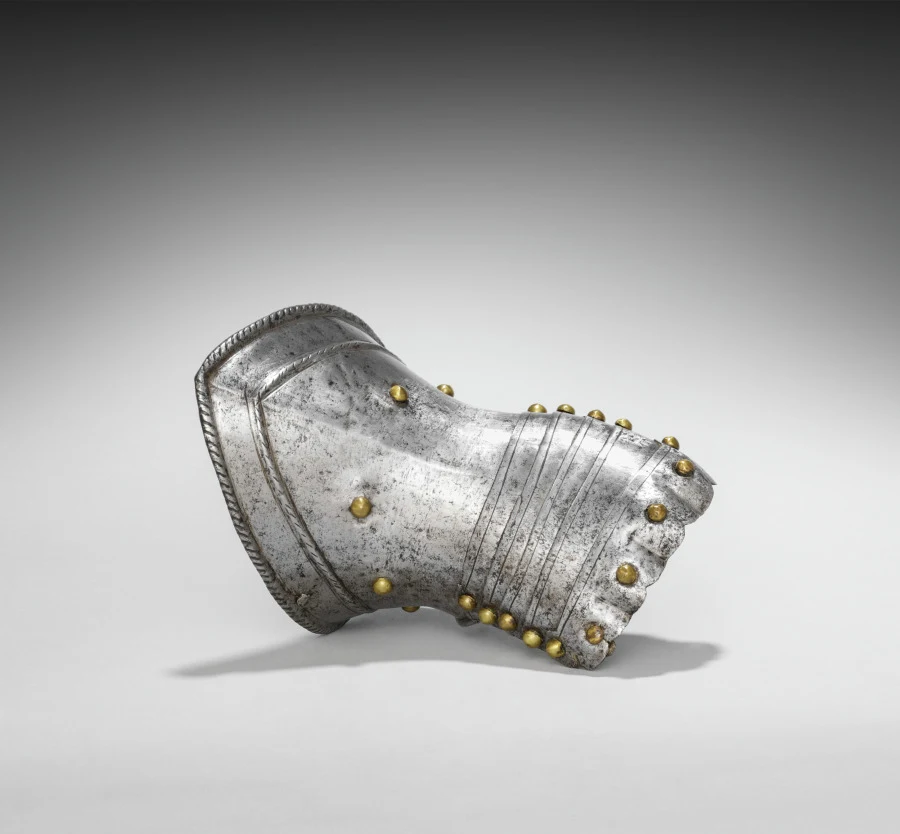 Gauntlet with Bell Shaped Cuff (Right) — تصویر رکورد موزهٔ هنر کلیولند (دسترسی آزاد)
