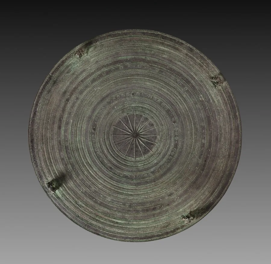 Dongson Drum Top — تصویر رکورد موزهٔ هنر کلیولند (دسترسی آزاد)
