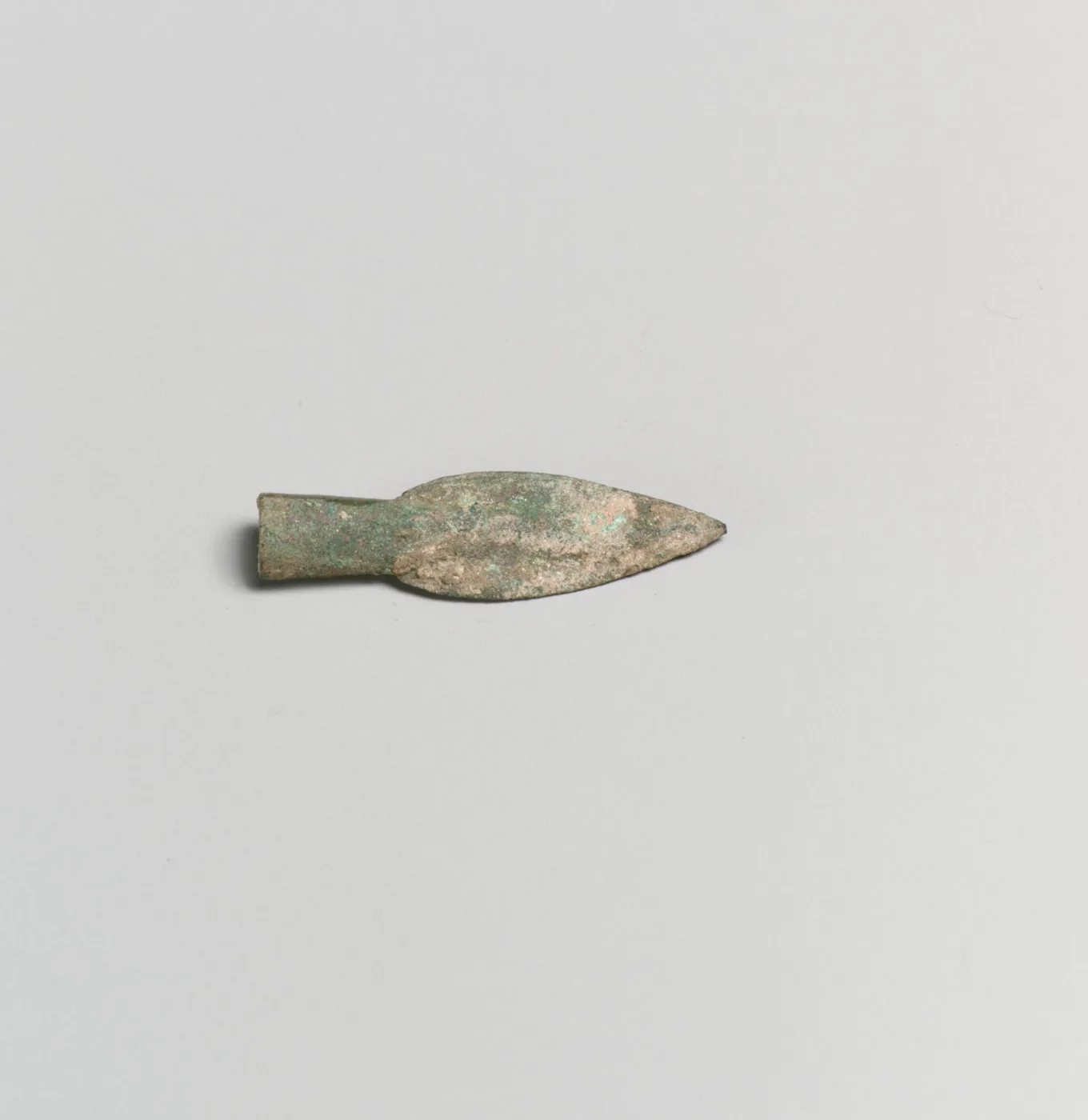 Bronze arrowhead — تصویر رکورد موزهٔ متروپولیتن (دسترسی آزاد)