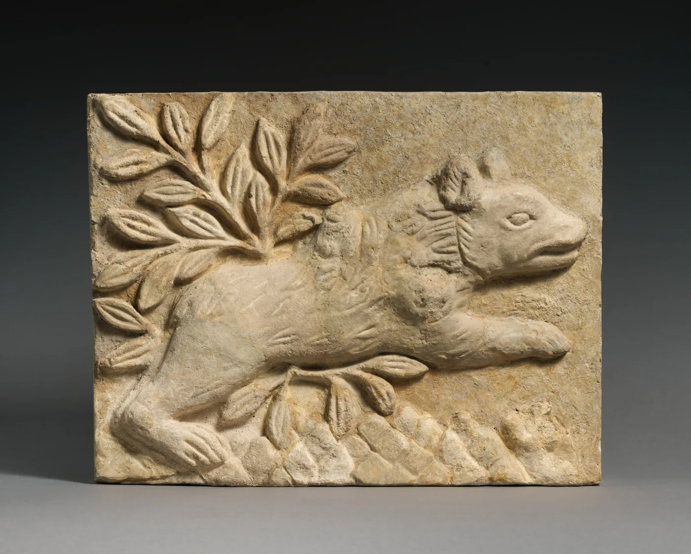 Wall panel with a charging bear — تصویر رکورد موزهٔ متروپولیتن (دسترسی آزاد)