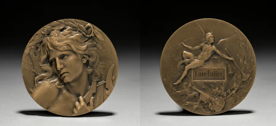 Medal Presented to Loïe Fuller by the French Government — تصویر رکورد موزهٔ هنر کلیولند (دسترسی آزاد)