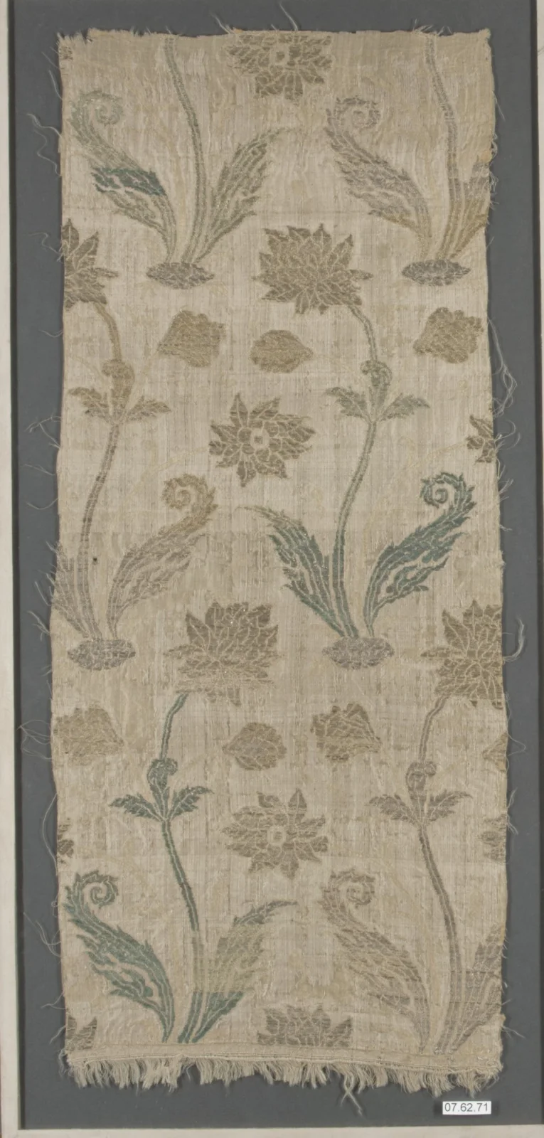 Textile Fragment — تصویر رکورد موزهٔ متروپولیتن (دسترسی آزاد)