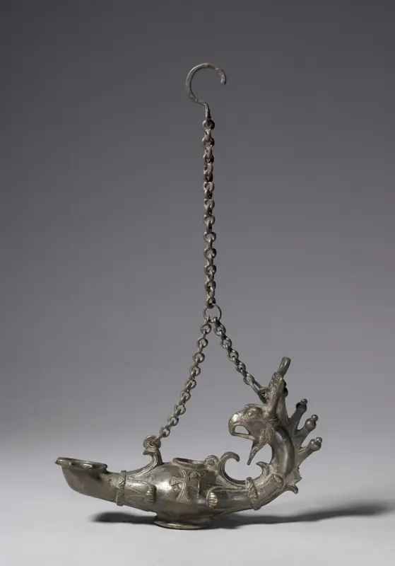 Lamp with Griffin-Head Handle — تصویر رکورد موزهٔ هنر کلیولند (دسترسی آزاد)